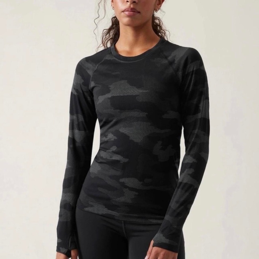 Athleta Momento Camo Printed Long Sleeve Tee Size Medium R68